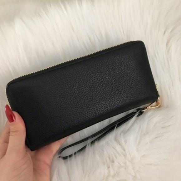 Michael Kors Jet Set Travel Black Wallet Wristlet - Picture 2 of 6